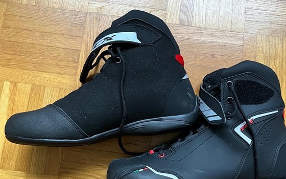 Damen-Motorradbekleidung mit Jacke, Hose, Schuhe, Handschuhe und HELM - Bild 16