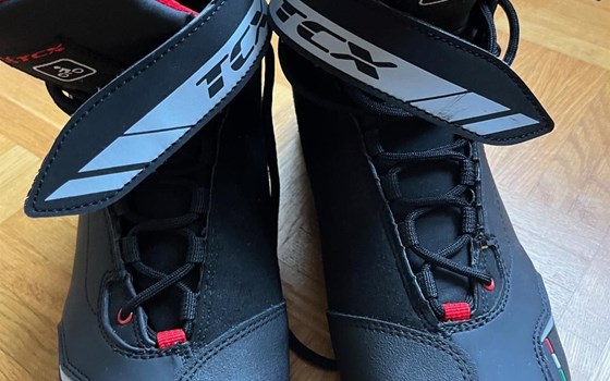 Damen-Motorradbekleidung mit Jacke, Hose, Schuhe, Handschuhe und HELM - Bild 18