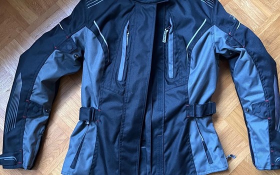 Damen-Motorradbekleidung mit Jacke, Hose, Schuhe, Handschuhe und HELM - Bild 2