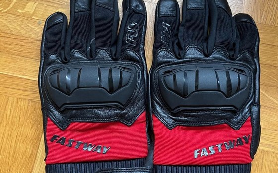 Damen-Motorradbekleidung mit Jacke, Hose, Schuhe, Handschuhe und HELM - Bild 6