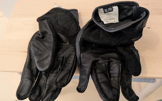 Komplette Ausrüstung Motorrad Helm, Jacke, Hose, Handschuhe - Bild 12