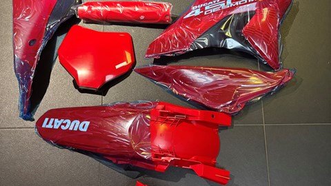 V21J PLASTIC KIT 	 Desmo 450 MX