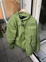 Motorradbekleidung und Helm