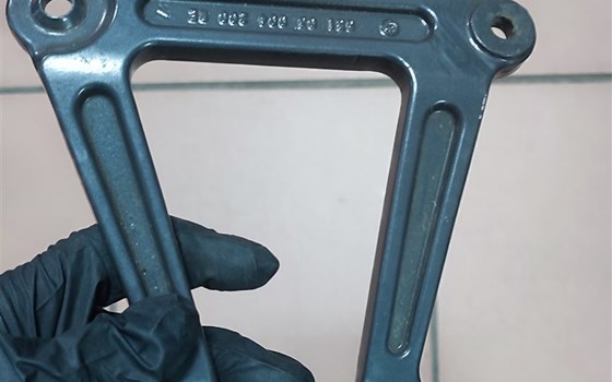 Soziusfußrastenträger rechts LC4 - Bild 3