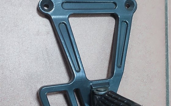 Soziusfußrastenträger rechts LC4 - Bild 2