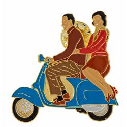 Pin mit Motiv Vespa "Paar auf Roller" Motorroller