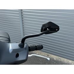 Spiegel WUNDERKIND 2Stripes, 
links, Nierenform, 
schwarz glänzend, 
für Vespa GTS/GTS Super 125
/300/310ccm (2023-) 
Gewinde Spiegelstange: M10x1,25mm - 
Linksgewinde, Homologation:
mit E-Prüfzeichen