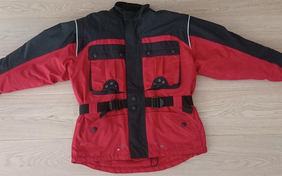 Rollerjacke Fabrics Takai, Größe M, Farbe rot-schwarz - Bild 1