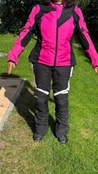 Motorrad Jacke und Hose der Marke Held