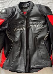 Dainese Leder Motorradjacke Gr. 46 schwarz-rot Racing  nur 1x getragen NEU!
