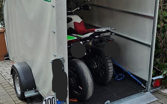 Motorrad Absenkanhänger mit Plane - Bild 1