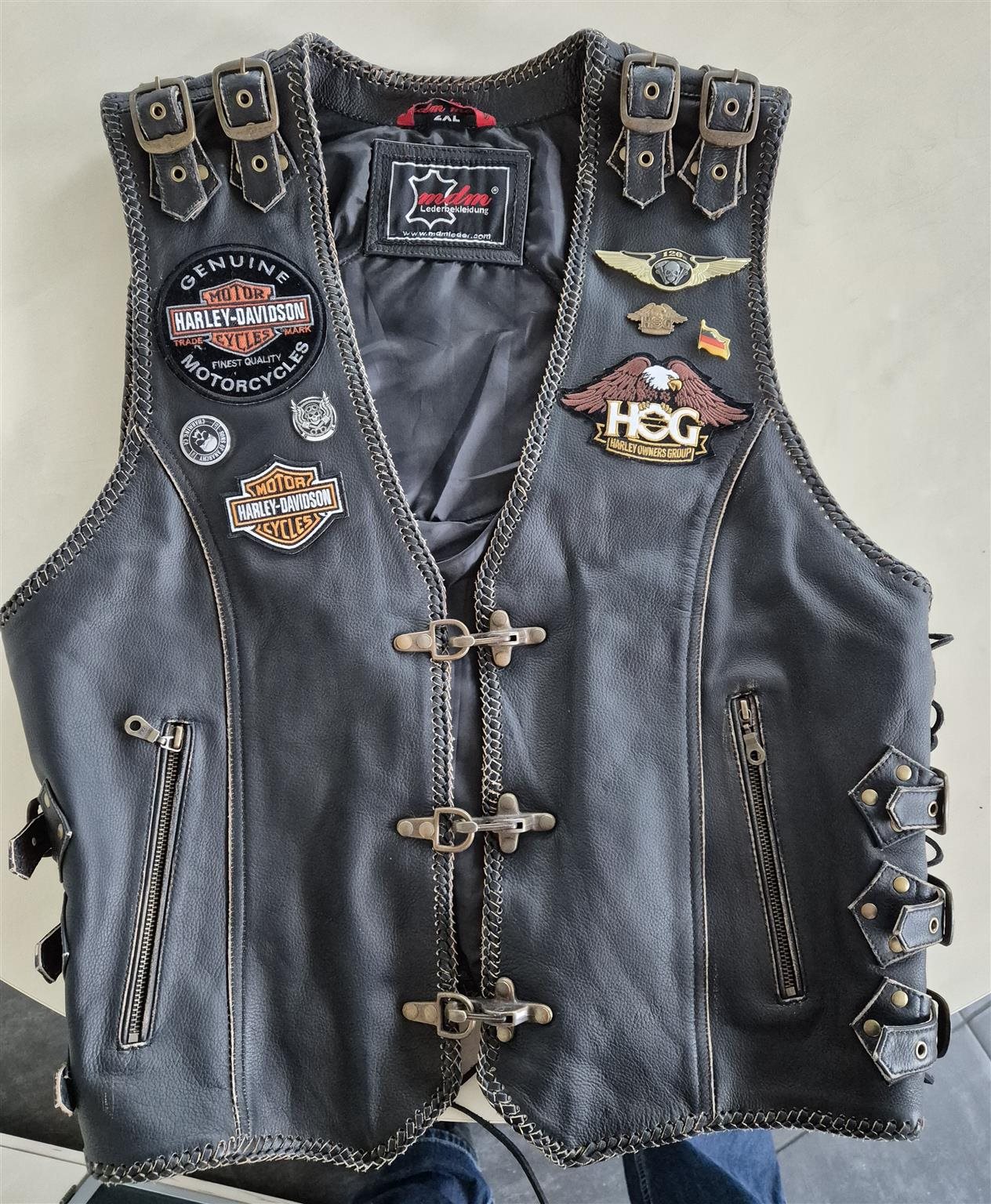 Lederweste/ Kutte MDM mit Harley Aufnähern XXL um 170,00 EUR - 1000PS ...
