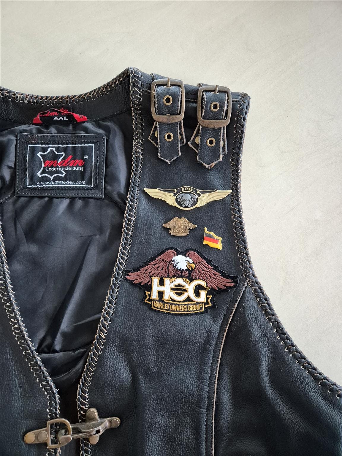 Lederweste/ Kutte MDM mit Harley Aufnähern XXL um 170,00 EUR - 1000PS ...