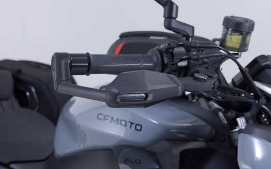 Hebelschützer mit Windabweiser. Schwarz. CFMoto 675NK (25-). - Bild 3