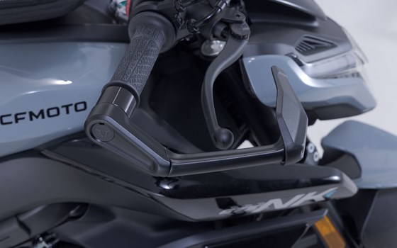Hebelschützer mit Windabweiser. Schwarz. CFMoto 675NK (25-). - Bild 5