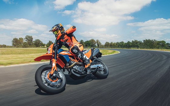 Verleihmotorrad KTM 690 SMC R vom Händler Zweiradcenter Bernhardt - Bild 9