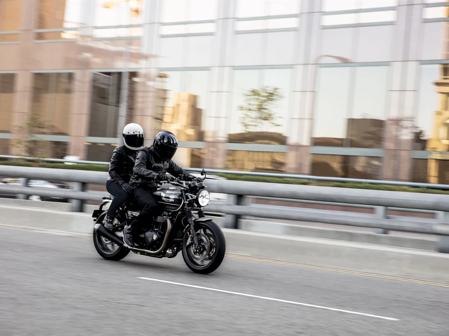 Verleihmotorrad Triumph Speed Twin 1200 vom Händler Klingenberger Kehl GbR Bild 15: Verleihmotorrad Triumph Speed Twin 1200 vom Händler Klingenberger Kehl GbR