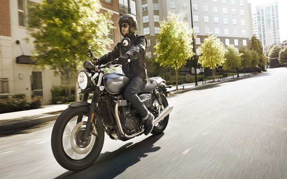 Verleihmotorrad Triumph Speed Twin 900 vom Händler Q-Bike Technik GmbH - Bild 14 Verleihmotorrad Triumph Speed Twin 900 vom Händler Q-Bike Technik GmbH - Bild 14