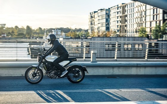 Verleihmotorrad Husqvarna Vitpilen 401 vom Händler MML-Bikes - Bild 9 Verleihmotorrad Husqvarna Vitpilen 401 vom Händler MML-Bikes - Bild 9