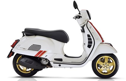 Leihmotorrad Vespa GTS 300 Super Racing Sixties
