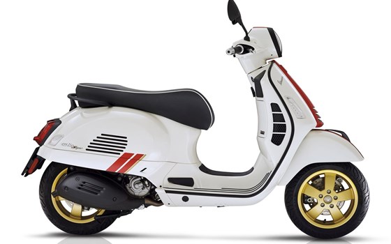 Verleihmotorrad Vespa GTS 300 Super Racing Sixties vom Händler ERRO MOTO - Bild 1