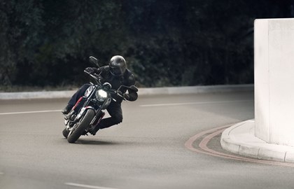 Leihmotorrad Triumph Trident 660