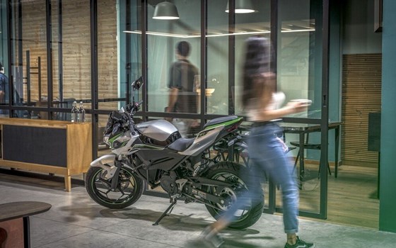 Verleihmotorrad Kawasaki Z e-1 vom Händler Jürgen Rapp e.K. - Bild 7 Verleihmotorrad Kawasaki Z e-1 vom Händler Jürgen Rapp e.K. - Bild 7