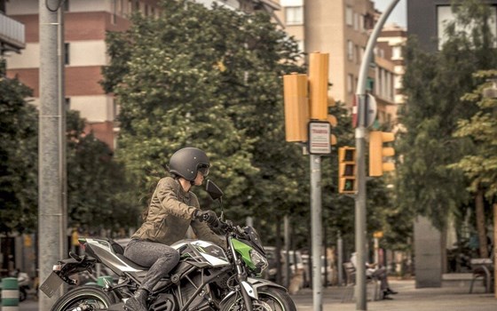 Verleihmotorrad Kawasaki Z e-1 vom Händler Jürgen Rapp e.K. - Bild 8 Verleihmotorrad Kawasaki Z e-1 vom Händler Jürgen Rapp e.K. - Bild 8