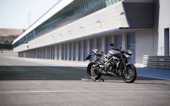 Verleihmotorrad Triumph Street Triple 765 RS vom Händler Triumph Emsland - Hertrampf Racing - Bild 16 Verleihmotorrad Triumph Street Triple 765 RS vom Händler Triumph Emsland - Hertrampf Racing - Bild 16
