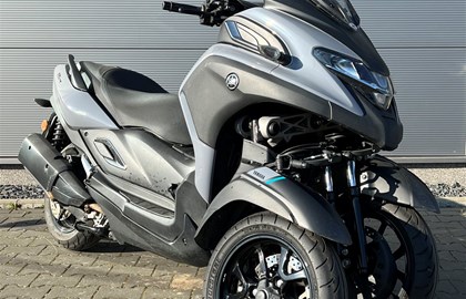 Leihmotorrad Yamaha Tricity 300