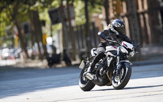 Verleihmotorrad Triumph Street Triple S A2 vom Händler Triumph Emsland - Hertrampf Racing - Bild 8 Verleihmotorrad Triumph Street Triple S A2 vom Händler Triumph Emsland - Hertrampf Racing - Bild 8
