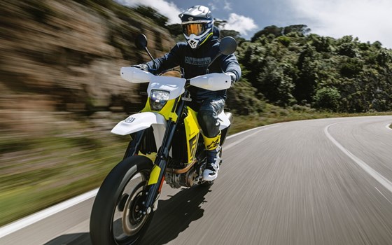 Verleihmotorrad Husqvarna 701 Supermoto vom Händler Road Star Motorcycles GmbH - Bild 5