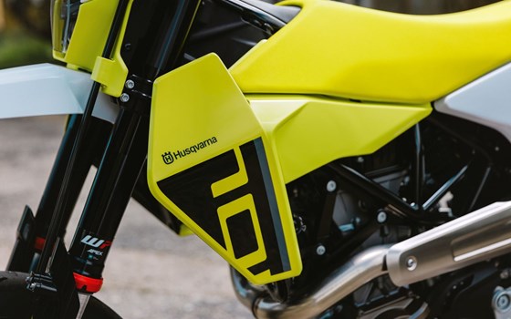 Verleihmotorrad Husqvarna 701 Supermoto vom Händler Road Star Motorcycles GmbH - Bild 8