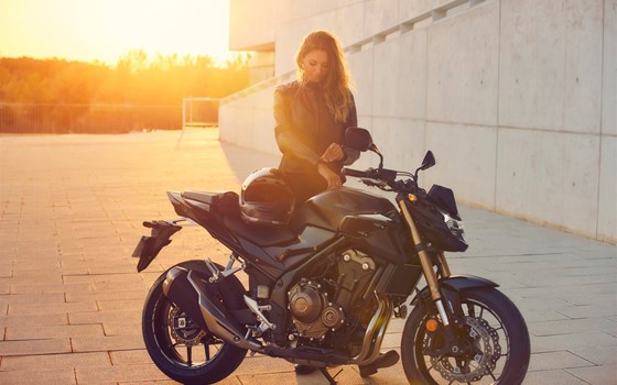 Verleihmotorrad Honda CB500 Hornet vom Händler Autohaus Louis Dresen GmbH - Bild 17 Verleihmotorrad Honda CB500 Hornet vom Händler Autohaus Louis Dresen GmbH - Bild 17