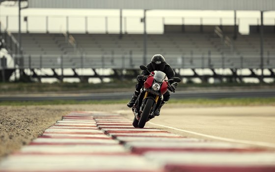 Verleihmotorrad Triumph Speed Triple 1200 RR vom Händler Klingenberger Kehl GbR - Bild 18 Verleihmotorrad Triumph Speed Triple 1200 RR vom Händler Klingenberger Kehl GbR - Bild 18