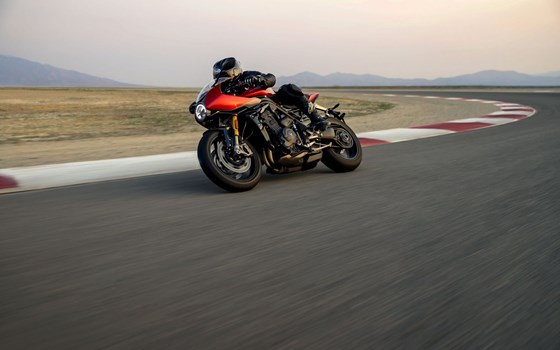 Verleihmotorrad Triumph Speed Triple 1200 RR vom Händler Klingenberger Kehl GbR - Bild 6 Verleihmotorrad Triumph Speed Triple 1200 RR vom Händler Klingenberger Kehl GbR - Bild 6