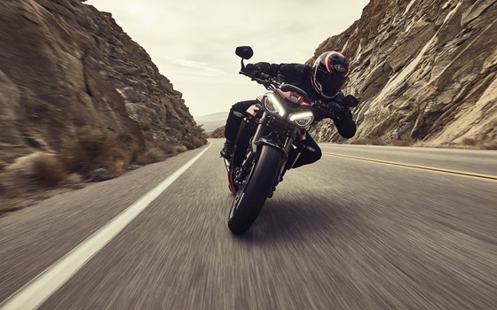 Verleihmotorrad Triumph Street Triple 765 RS vom Händler Q-Bike Technik GmbH - Bild 21 Verleihmotorrad Triumph Street Triple 765 RS vom Händler Q-Bike Technik GmbH - Bild 21