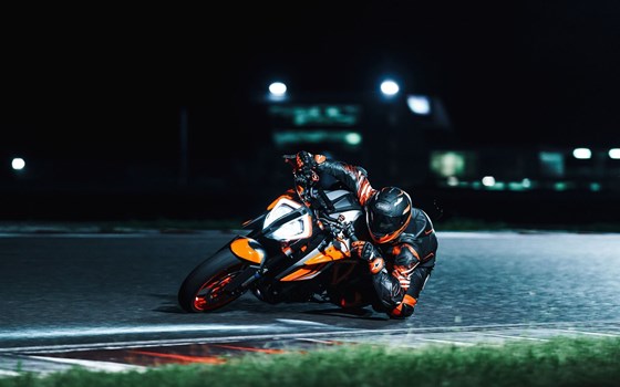Verleihmotorrad KTM 1290 Super Duke R EVO vom Händler März Motorradhandel GmbH - Bild 4 Verleihmotorrad KTM 1290 Super Duke R EVO vom Händler März Motorradhandel GmbH - Bild 4