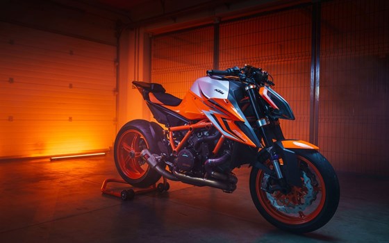 Verleihmotorrad KTM 1290 Super Duke R EVO vom Händler März Motorradhandel GmbH - Bild 9 Verleihmotorrad KTM 1290 Super Duke R EVO vom Händler März Motorradhandel GmbH - Bild 9