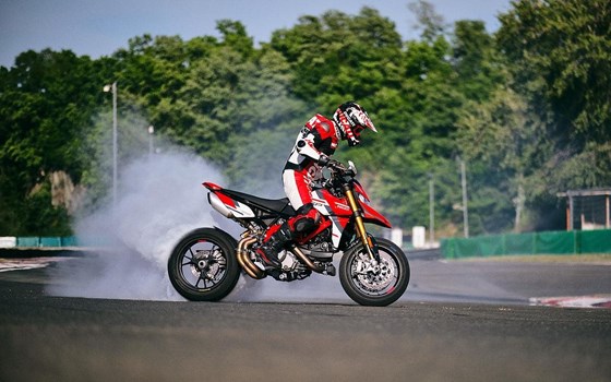 Verleihmotorrad Ducati Hypermotard 950 SP vom Händler März Motorradhandel GmbH - Bild 4 Verleihmotorrad Ducati Hypermotard 950 SP vom Händler März Motorradhandel GmbH - Bild 4
