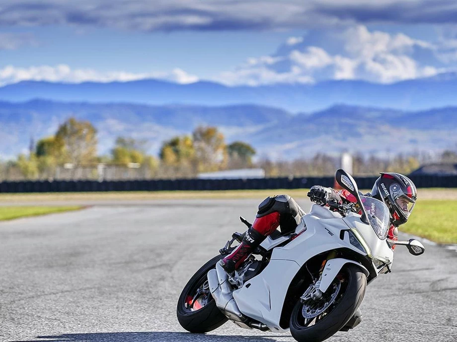 Verleihmotorrad Ducati SuperSport 950 S vom Händler März Motorradhandel GmbH Bild 6: Verleihmotorrad Ducati SuperSport 950 S vom Händler März Motorradhandel GmbH