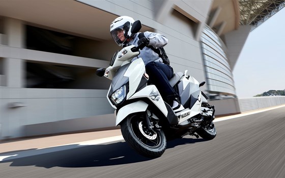 Verleihmotorrad Suzuki Avenis 125 vom Händler Motorrad Bröhl - Bild 1 Verleihmotorrad Suzuki Avenis 125 vom Händler Motorrad Bröhl - Bild 1