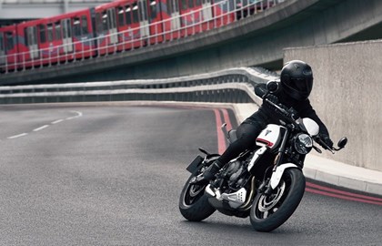 Leihmotorrad Triumph Trident 660