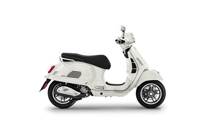 Leihmotorrad Vespa GTS 300 hpe Super Leihmotorrad Vespa GTS 300 hpe Super