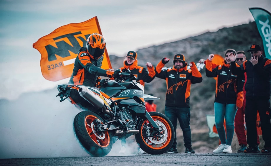 Verleihmotorrad KTM 890 SMT vom Händler Motorrad Rubin GmbH & Co.KG Bild 12: Verleihmotorrad KTM 890 SMT vom Händler Motorrad Rubin GmbH & Co.KG