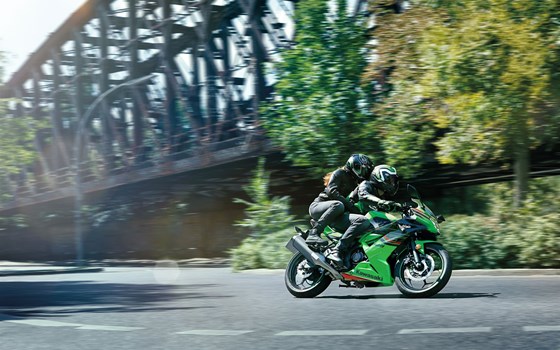 Verleihmotorrad Kawasaki Ninja 125 vom Händler Kawasaki Motorräder Südhessen GmbH - Bild 7 Verleihmotorrad Kawasaki Ninja 125 vom Händler Kawasaki Motorräder Südhessen GmbH - Bild 7