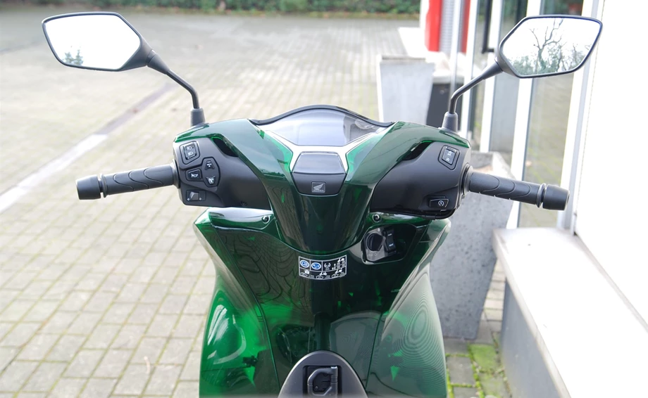 Verleihmotorrad Honda SH125i vom Händler Motorrad Kröber Bild 20: Verleihmotorrad Honda SH125i vom Händler Motorrad Kröber