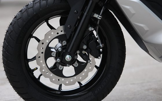 Verleihmotorrad Aprilia SR GT 125 vom Händler BKM Bikes Handels GmbH - Bild 7 Verleihmotorrad Aprilia SR GT 125 vom Händler BKM Bikes Handels GmbH - Bild 7
