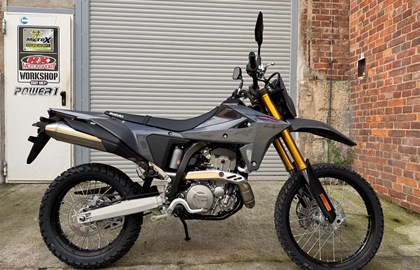 Leihmotorrad Suzuki DR-Z4S