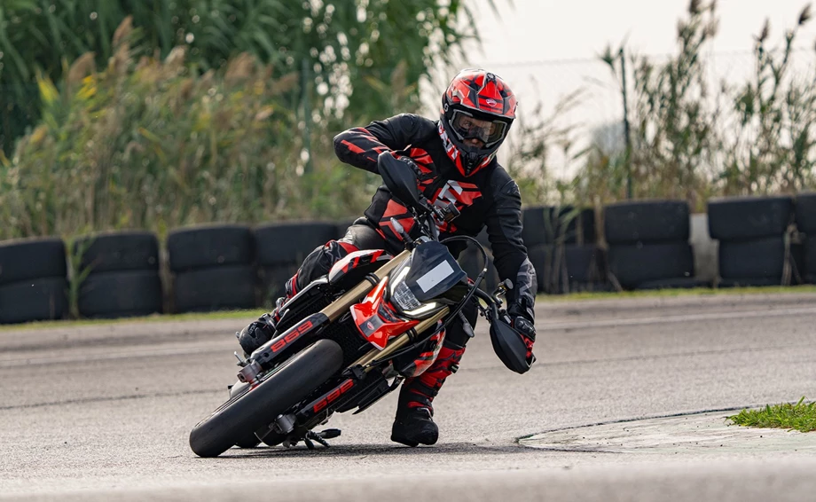 Verleihmotorrad Ducati Hypermotard 698 Mono vom Händler O wie M Motorräder | Nachf. Sven-Olaf Timm e.K. Bild 10: Verleihmotorrad Ducati Hypermotard 698 Mono vom Händler O wie M Motorräder | Nachf. Sven-Olaf Timm e.K.